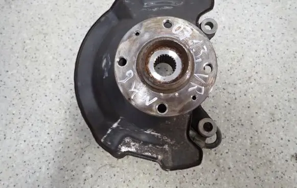 Suzuki Swift I Front wheel hub spindle knuckle