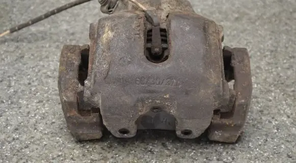 BMW 5 E39 Front brake caliper 6030324