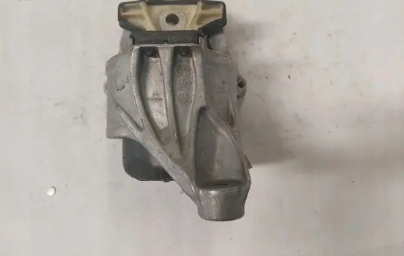 Engine mount vacuum valve