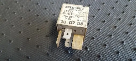 Volkswagen PASSAT B5.5 Other relay 8D0951253 370