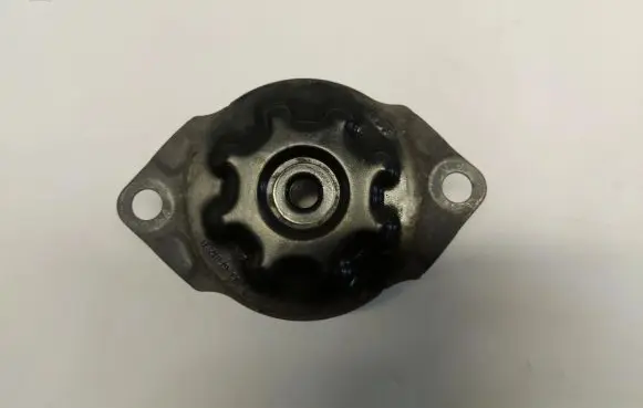 Engine mount vacuum valve