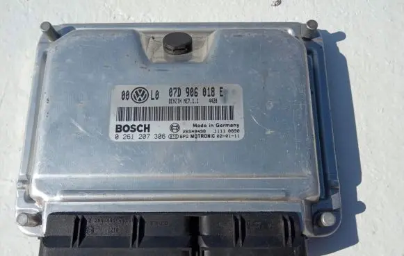 Volkswagen PASSAT B5.5 Engine control unit/module 07D906018E 0261207306