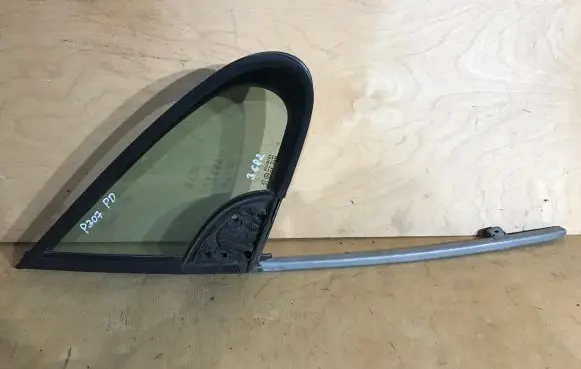 Peugeot 307 Front door vent window glass four-door 