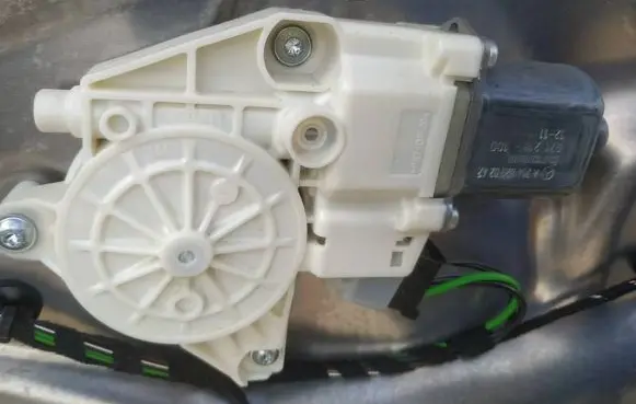Mercedes-Benz E W212 Front door window regulator motor a2048200242