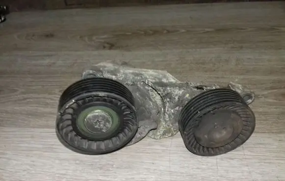 Volvo S60 Alternator belt tensioner 31251251