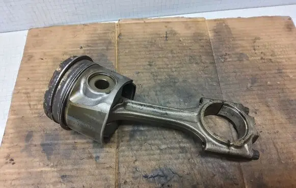 Volvo V70 Piston with connecting rod