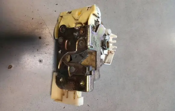 Ford Mondeo MK II Front door lock 96BGf21812CM