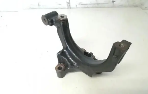 Volkswagen Golf VII Engine mounting bracket 04l425