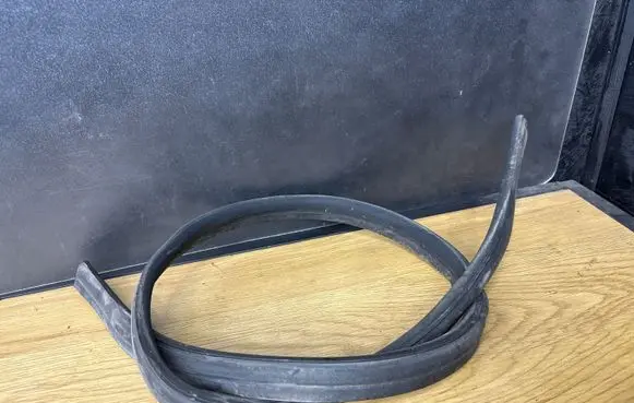 Volvo V70 Engine compartment rubber 