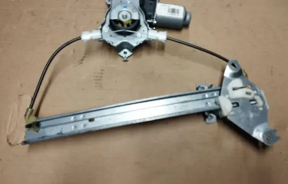 Rear door manual window regulator