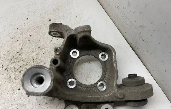 Rear wheel hub spindle/knuckle