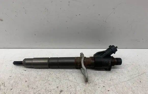 Volvo V70 Fuel injector 31303238 2331 13081702357