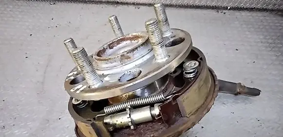 Rear wheel hub