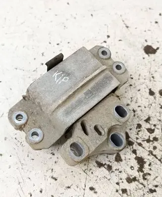 Volkswagen Tiguan Engine mount bracket
