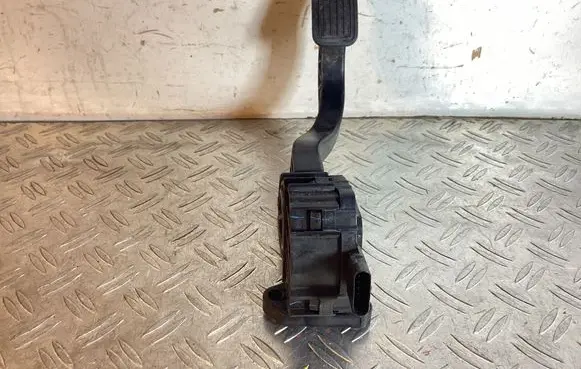Accelerator throttle pedal