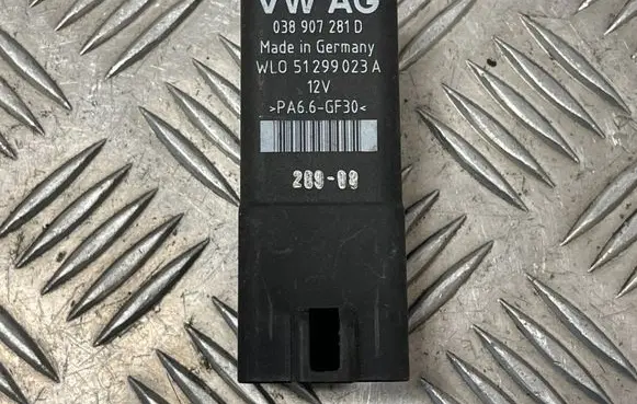 Volkswagen Touran I Glow plug pre-heat relay 038907281D WLO51299023A