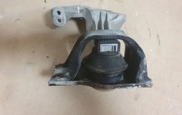 Nissan X-Trail T31 Engine mount bracket