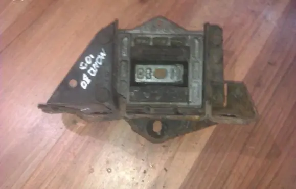 Ford Mondeo Mk III Engine mount bracket 1s717m123bd