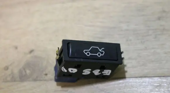 BMW 5 E39 Tailgate opening switch 8365579