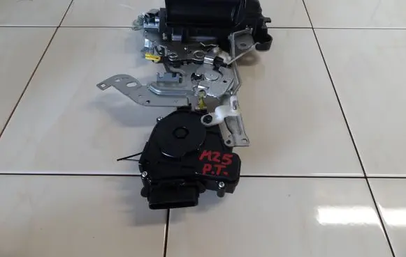 Mazda 5 Sliding door lock 