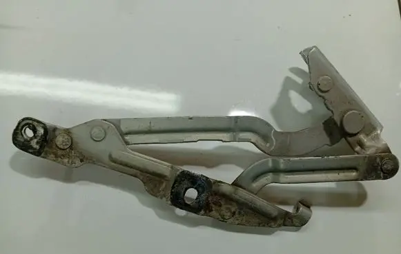 Volkswagen PASSAT B5 Tailgate/trunk/boot hinge 3B5827302