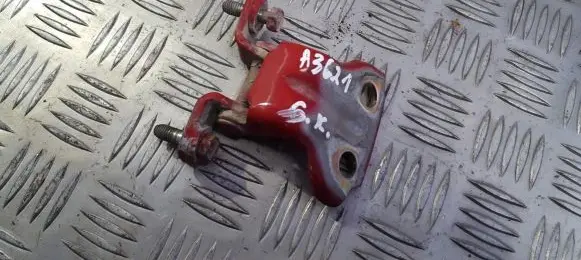 Mitsubishi Carisma Rear door lower hinge