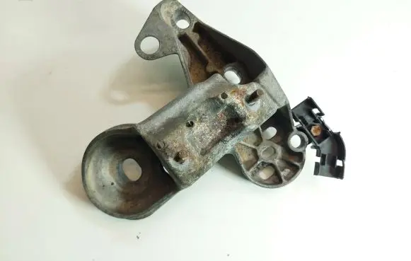 Audi A6 S6 C5 4B Engine mounting bracket 4B0199352D