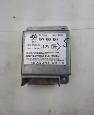 Volkswagen PASSAT B4 Airbag control unit/module 357959656 5WK40758391