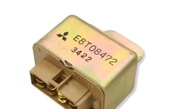 Mitsubishi 3000 GT Fuel pump relay E8T08472