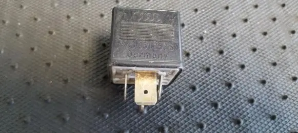 Audi A6 S6 C4 4A Other relay 443951253S 899556