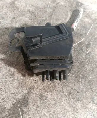 Volkswagen Golf V Central locking vacuum pump 1K0906279B