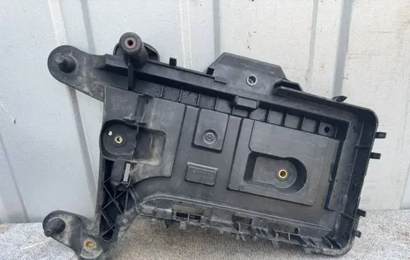 Skoda Yeti (5L) Battery tray 1K0915333