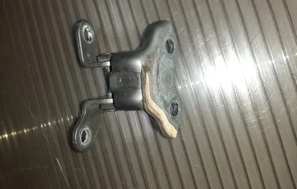 Toyota Avensis T270 Rear door upper hinge