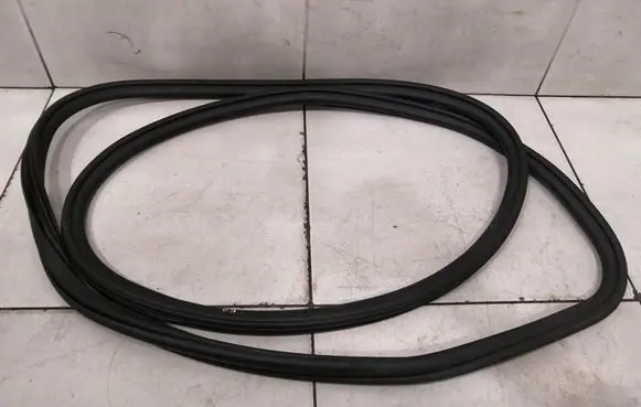 Porsche Macan (95B) Rubber seal front door (on door) 95B831721