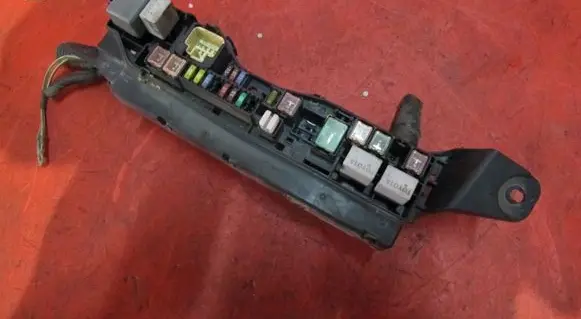 Toyota Corolla Verso AR10 Fuse module