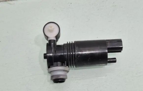 Land Rover Discovery Sport Windscreen/windshield washer pump 105000700