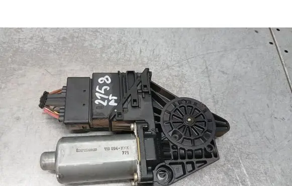 Volkswagen PASSAT B5 Rear door window regulator motor 101438200
