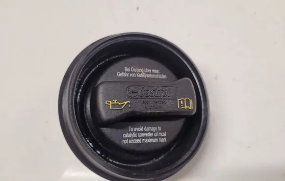 Volkswagen Golf V Oil filler cap 038133287C 026352