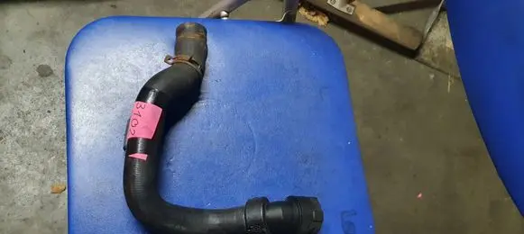 Volkswagen PASSAT B5.5 Engine coolant pipe/hose 8D0121101