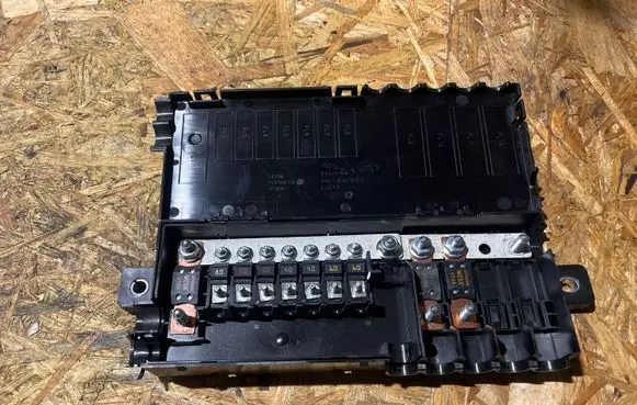 Land Rover Range Rover Velar Current control relay P00156361