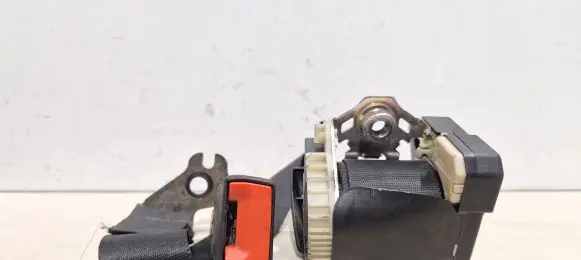 Middle seatbelt (rear)