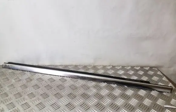 Mercedes-Benz R W251 Front door glass trim molding A2516904580