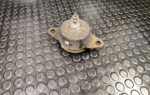 Nissan Leaf I (ZE0) Engine mount bracket