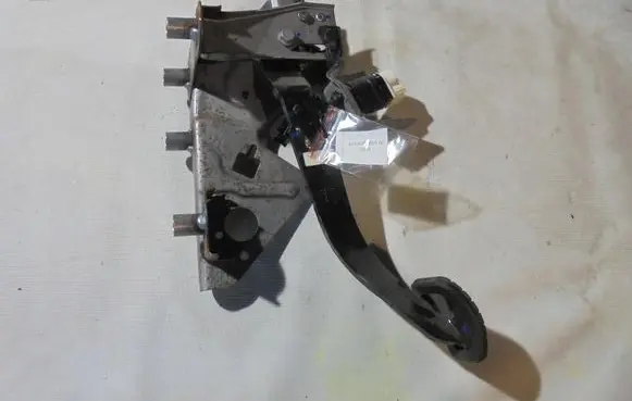 Renault Clio IV Brake pedal 