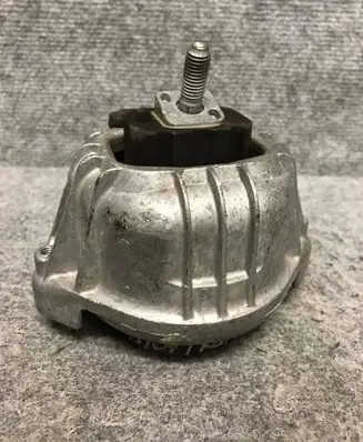 BMW 1 E82 E88 Engine mount bracket 6768800