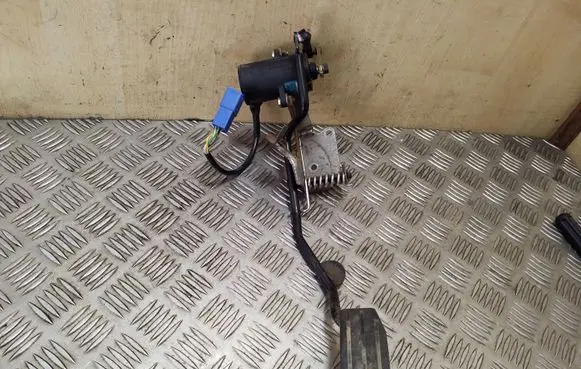 Opel Frontera B Accelerator throttle pedal 0281002296 090306423 09129107