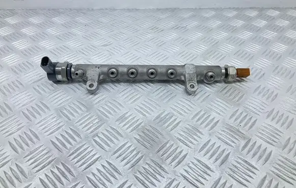 Volkswagen Tiguan Fuel pressure regulator 03L089C 03L906051 057130764AH