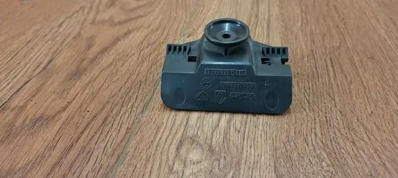 Front bumper mounting bracket