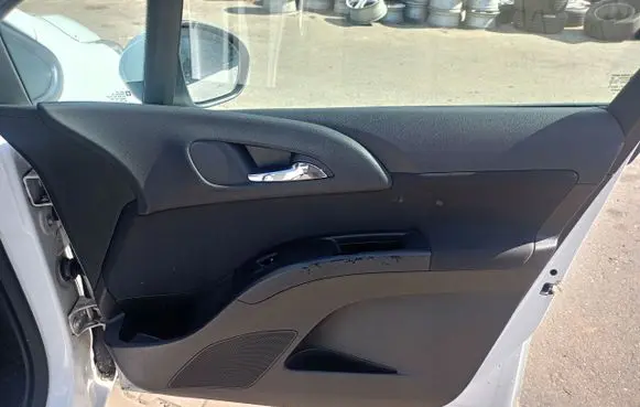 Opel Meriva B Front door card panel trim