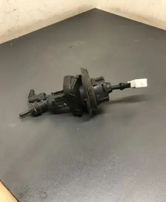 Mazda 3 I Clutch master cylinder